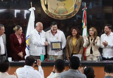 Preside Gobernador ceremonia de entrega de la medalla al Mérito Artístico y Cultural a Enoc Leaño.