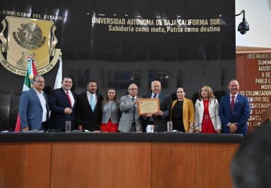 Inscriben en letras doradas a la UABCS en el Muro de Honor del Congreso de BCS